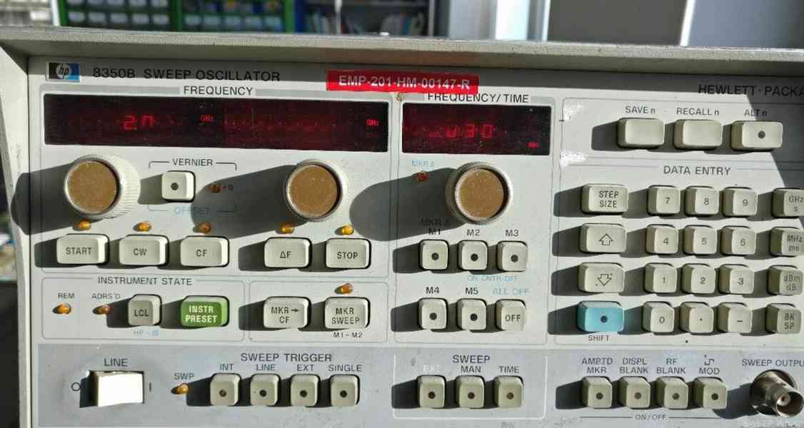 HP8350B oscilátor + HP86290B plug-in 2.0-18.6GHz - foto 3