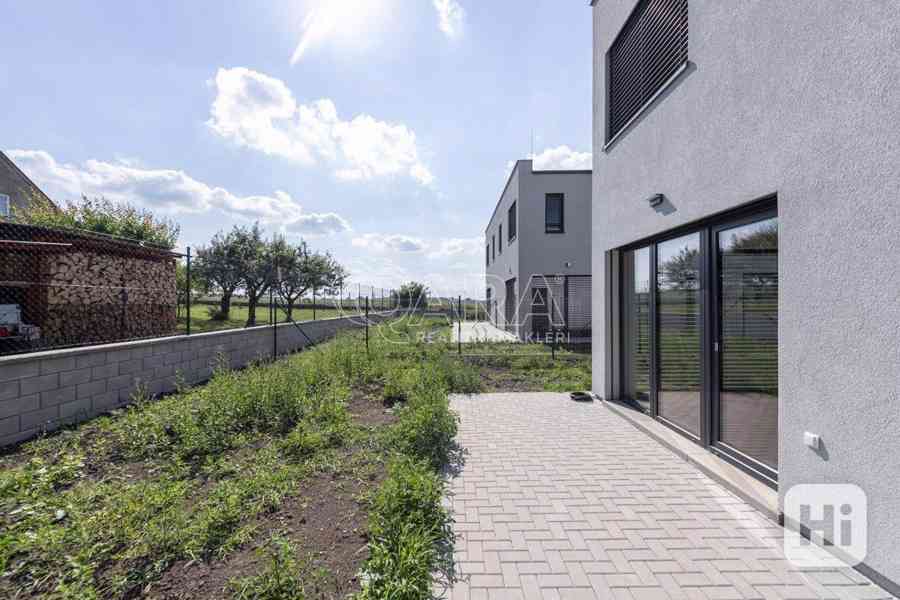 Komfortní bydlení v novém rodinném domě 5+kk s terasou, zahradou a parkováním - foto 4