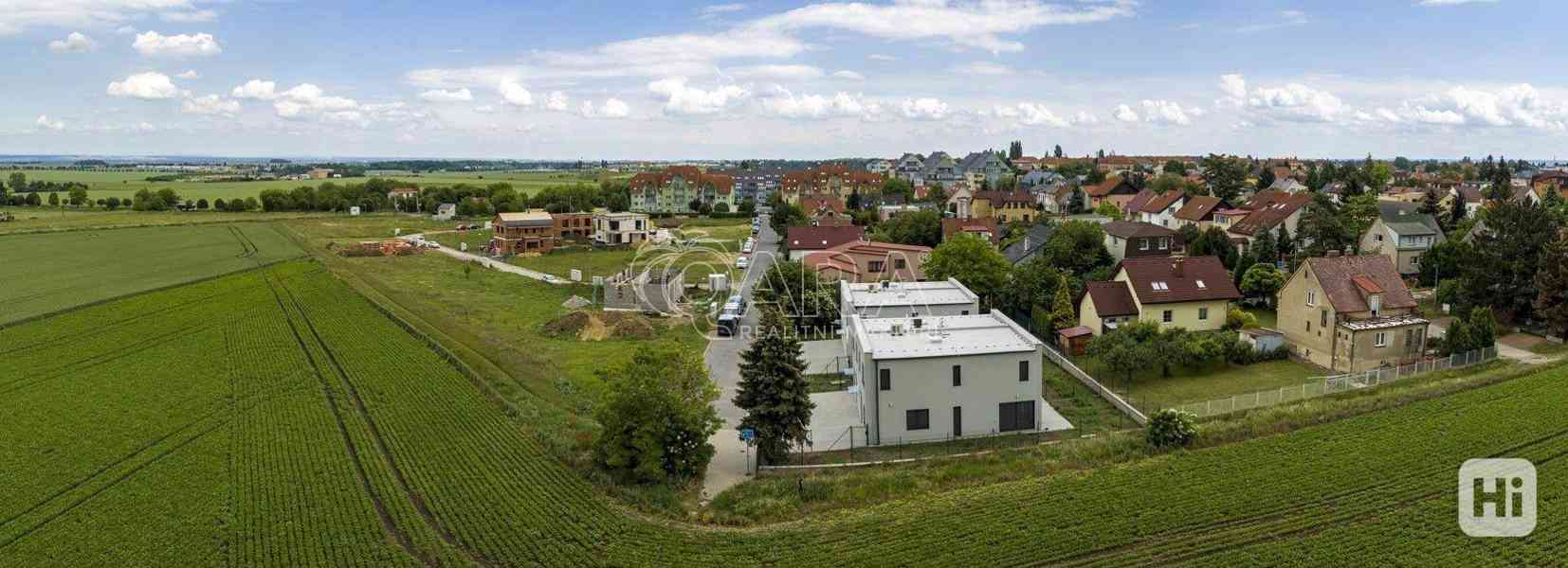 Komfortní bydlení v novém rodinném domě 5+kk s terasou, zahradou a parkováním - foto 24