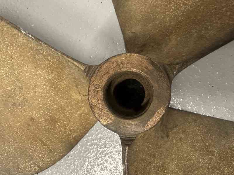 Lodní šroub bronzový VOLVO PENTA 16 x 13 - foto 2