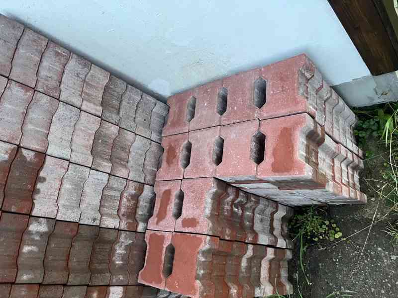 červená zámková dlažba "Ičko" 546 ks - foto 2