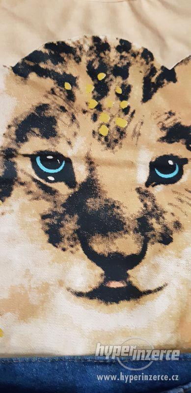 Pískové tričko a riflové kraťasy s gepardem - foto 2