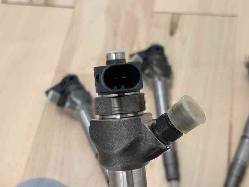 Vstřikovač Bosch 0445110468 / 0445110469 / 04L130277AC - foto 6