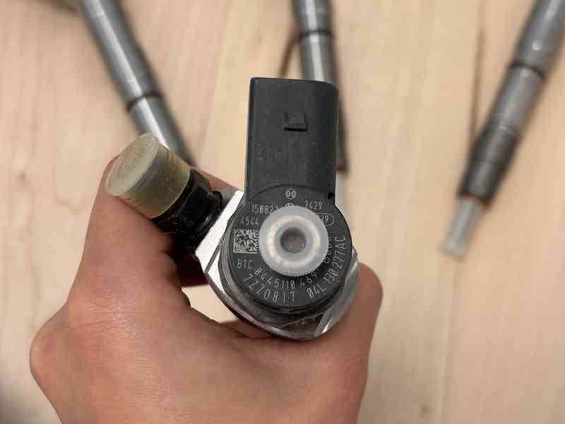 Vstřikovač Bosch 0445110468 / 0445110469 / 04L130277AC - foto 4