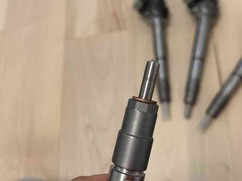 Vstřikovač Bosch 0445110468 / 0445110469 / 04L130277AC - foto 3