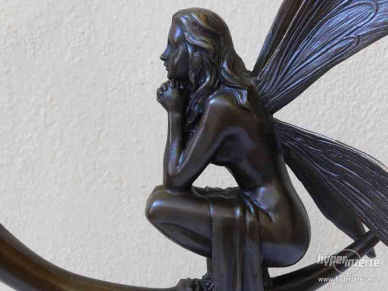Anděl dívka tančící při měsíci - bronzová socha - foto 2