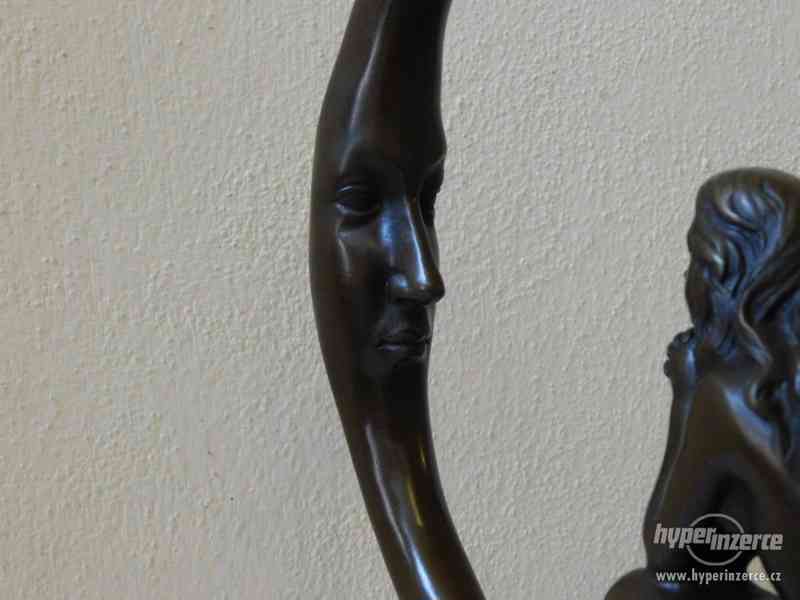 Anděl dívka tančící při měsíci - bronzová socha - foto 3