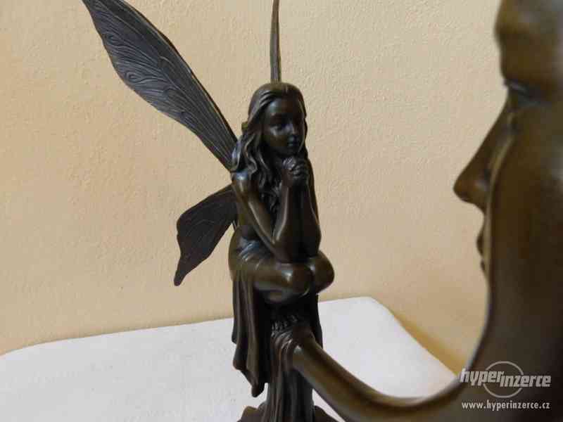 Anděl dívka tančící při měsíci - bronzová socha - foto 5