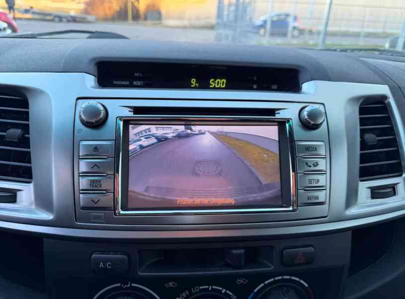 Toyota Hilux 2,5 D-4D DCab Life 106kw - foto 12