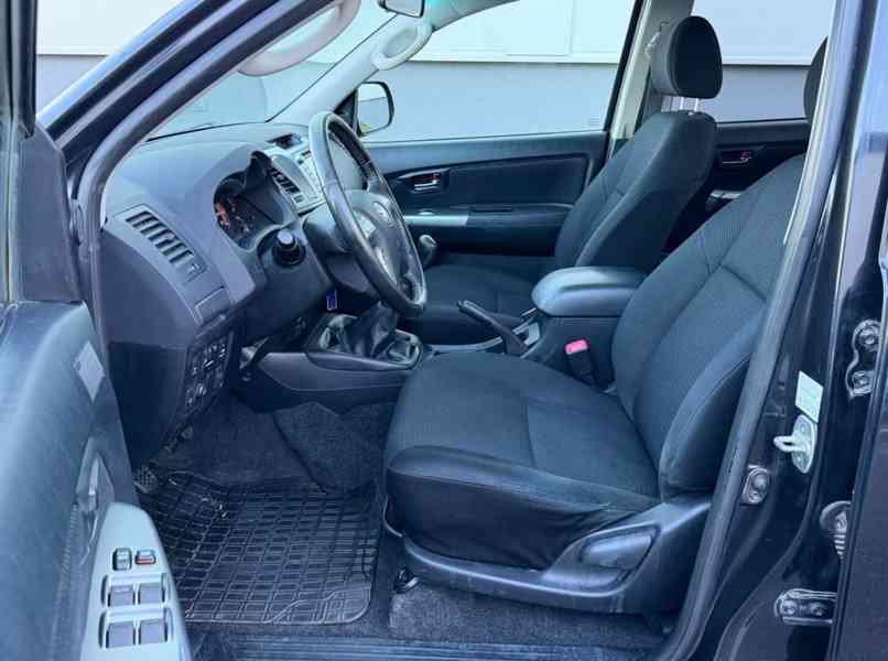 Toyota Hilux 2,5 D-4D DCab Life 106kw - foto 9