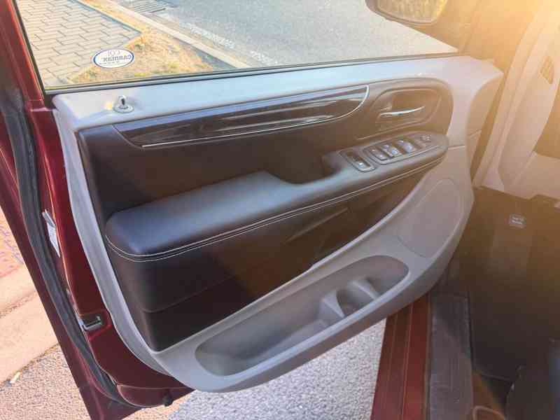 Chrysler Town Country 3,6 Pentastar DVD LPG 2012 - foto 15