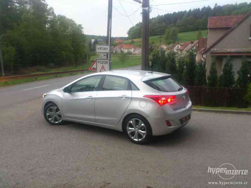Hyundai i30 1.6GDi benzín 99KW(135k) hatchback max. výbava - foto 5