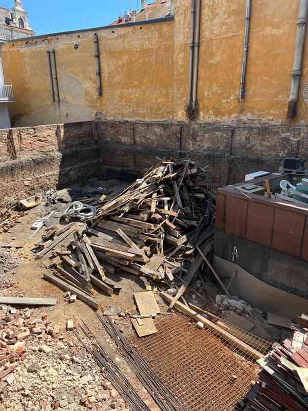 Staré trámy, prkna a latě z demolice střechy - foto 2