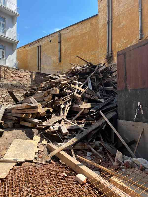 Staré trámy, prkna a latě z demolice střechy - foto 3