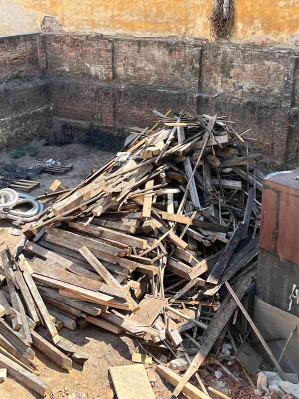 Staré trámy, prkna a latě z demolice střechy - foto 1