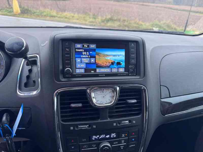Chrysler Town Country 3,6 RT Penta DVD 2014 - foto 18
