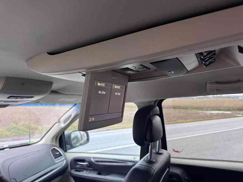 Chrysler Town Country 3,6 RT Penta DVD 2014 - foto 15