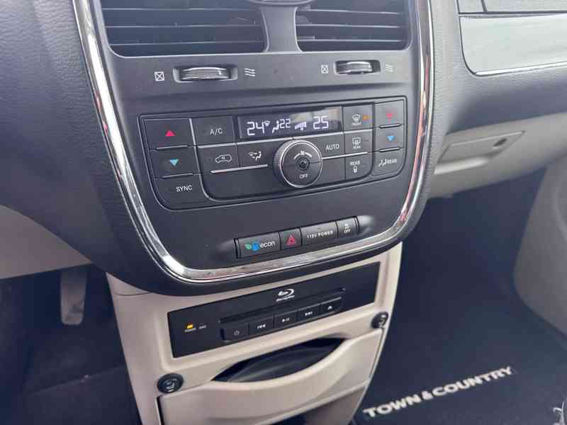 Chrysler Town Country 3,6 RT Penta DVD 2014 - foto 17