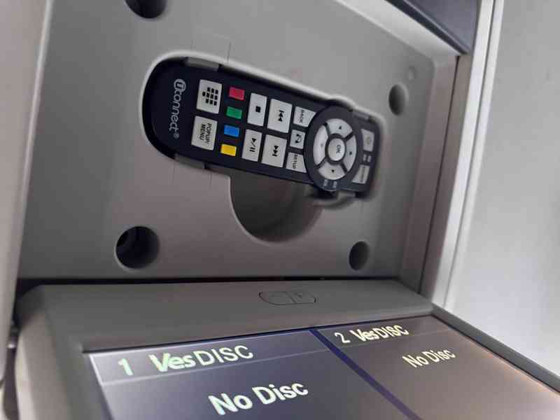 Chrysler Town Country 3,6 RT Penta DVD 2014 - foto 22