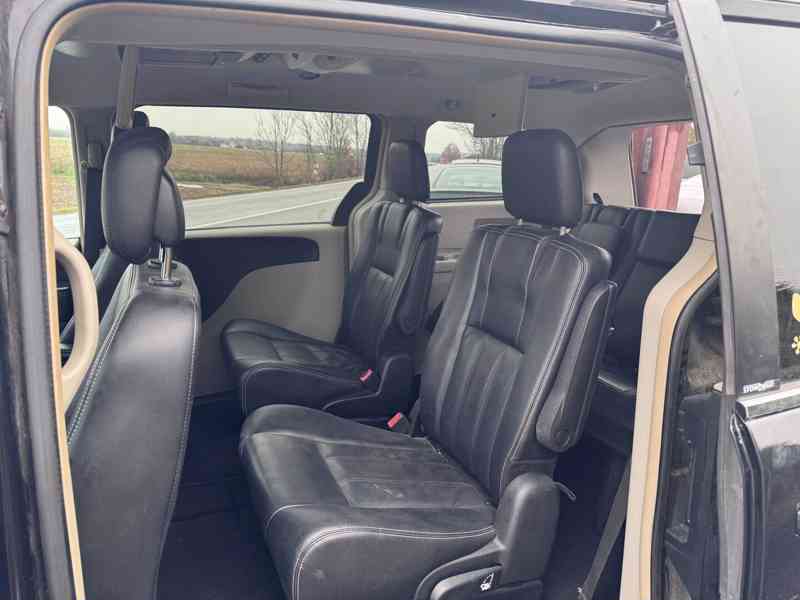Chrysler Town Country 3,6 RT Penta DVD 2014 - foto 13