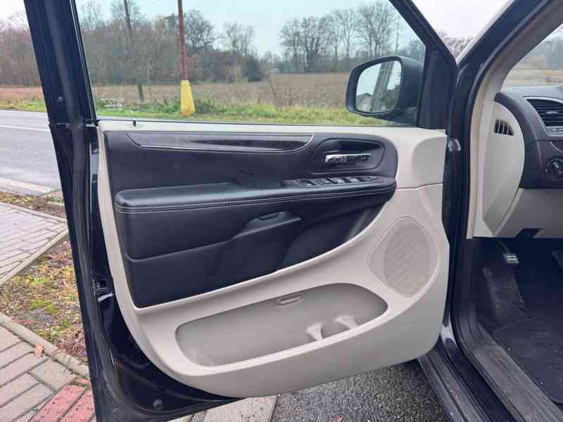 Chrysler Town Country 3,6 RT Penta DVD 2014 - foto 16