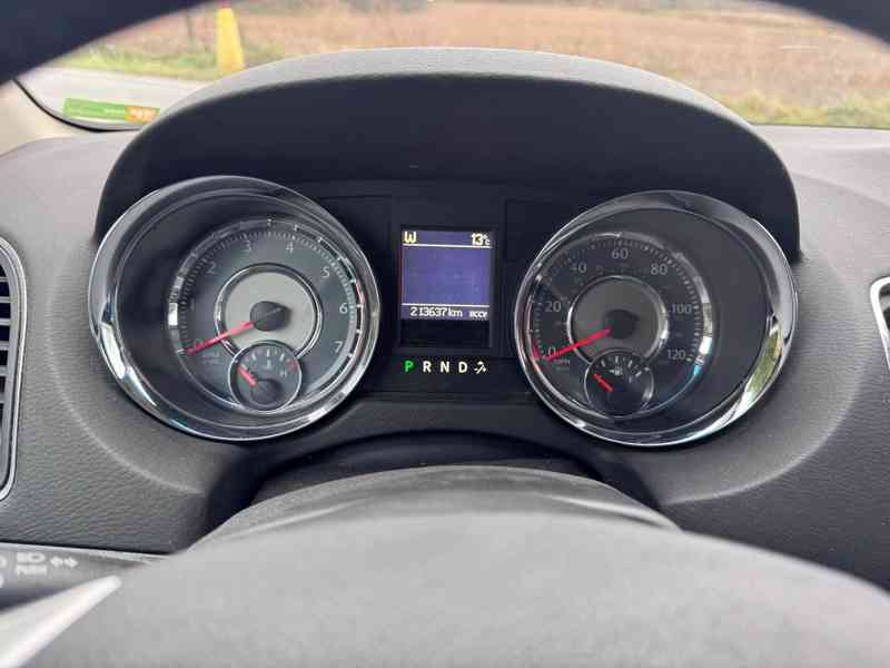 Chrysler Town Country 3,6 RT Penta DVD 2014 - foto 20