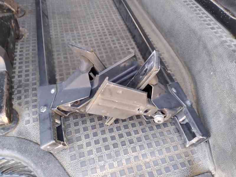 VOLKSWAGEN TRANSPORTÉR 2.5 TDI 6 MÍST 75kW - foto 13