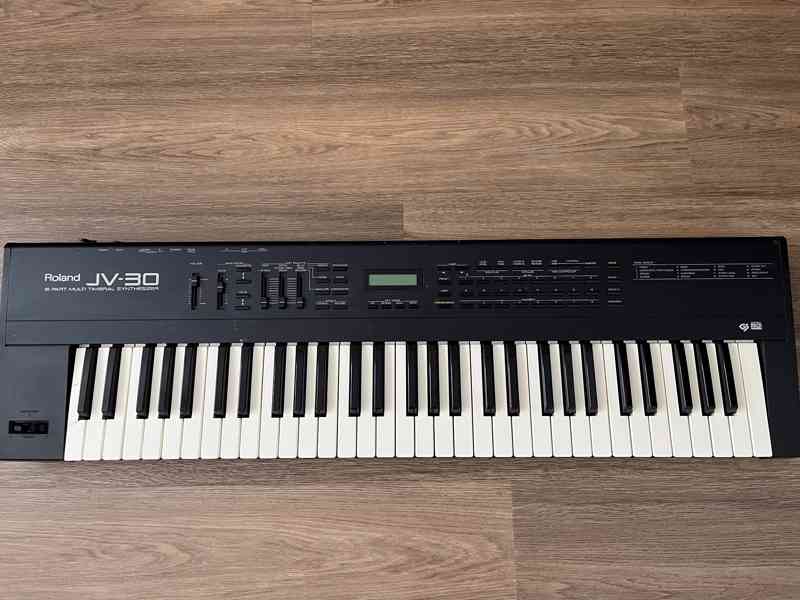   Syntezátor Roland JV-30