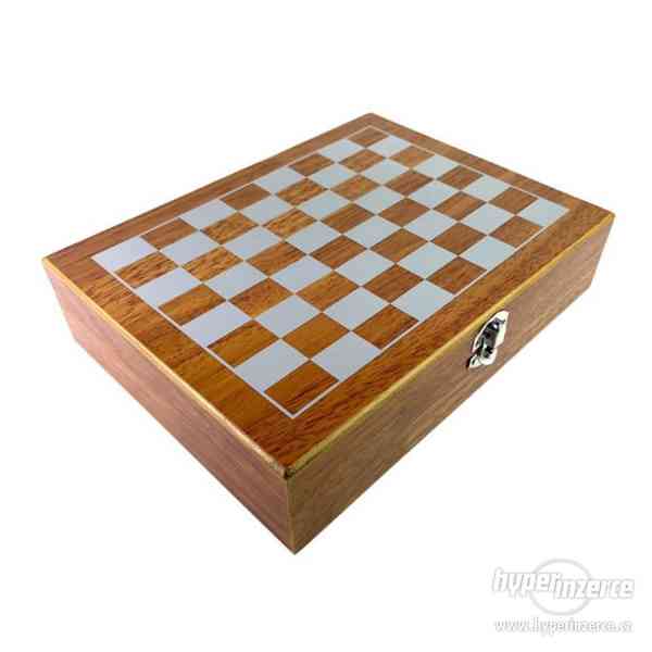 Šachy a placatka s panáky v dřevěné kazetě - - foto 2