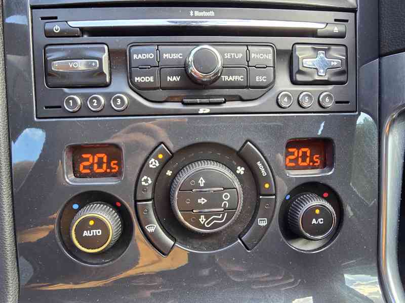 PEUGEOT 3008 1.6 HDi 80 kW | PANORAMA | HEAD-UP | NAVI - foto 18