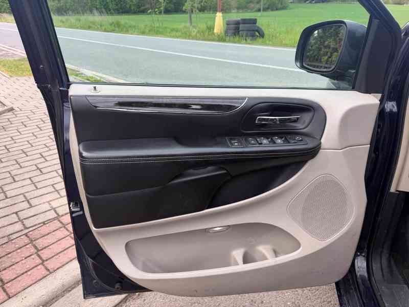 Chrysler Town  Country 3,6 Limit DVD Śíbr 2012 - foto 17