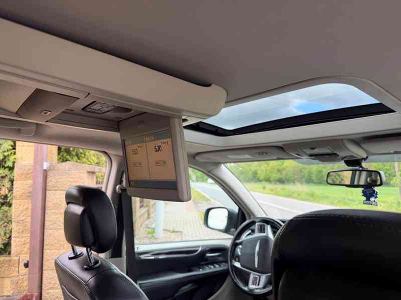 Chrysler Town  Country 3,6 Limit DVD Śíbr 2012 - foto 11