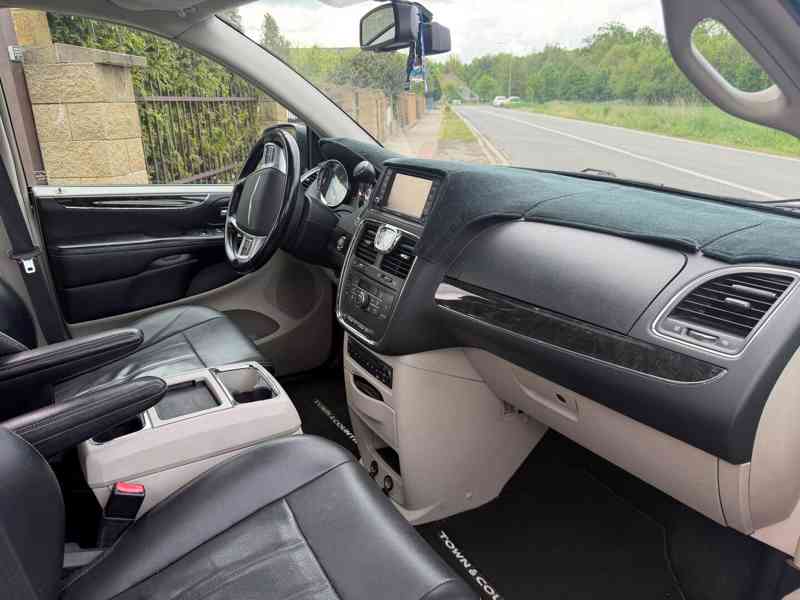 Chrysler Town  Country 3,6 Limit DVD Śíbr 2012 - foto 12
