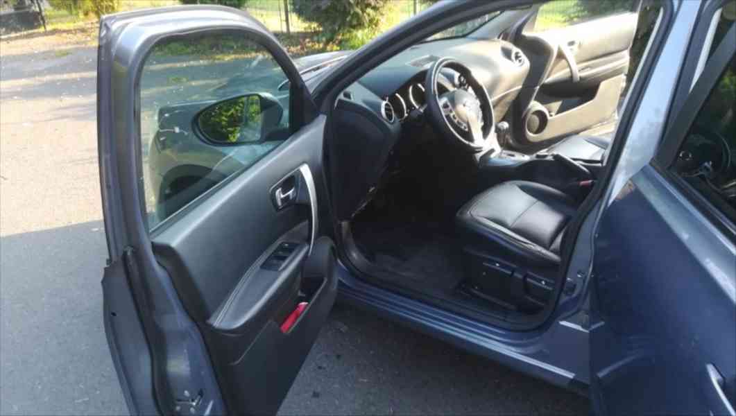 Nissan Qashqai 2,0   104 kW automat s 4x4 - foto 13