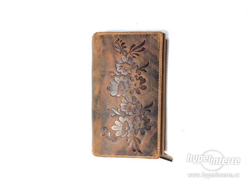 Dámská kožená peněženka s motivem květin - hnědá - foto 1