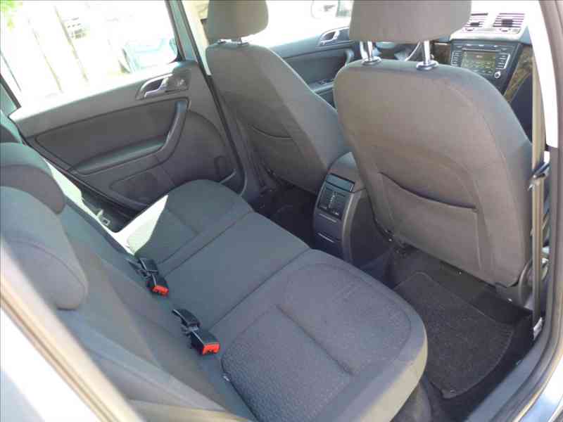 Škoda Yeti 1,2 TSi XENONY,AUT.KLIMA,PDC - foto 9