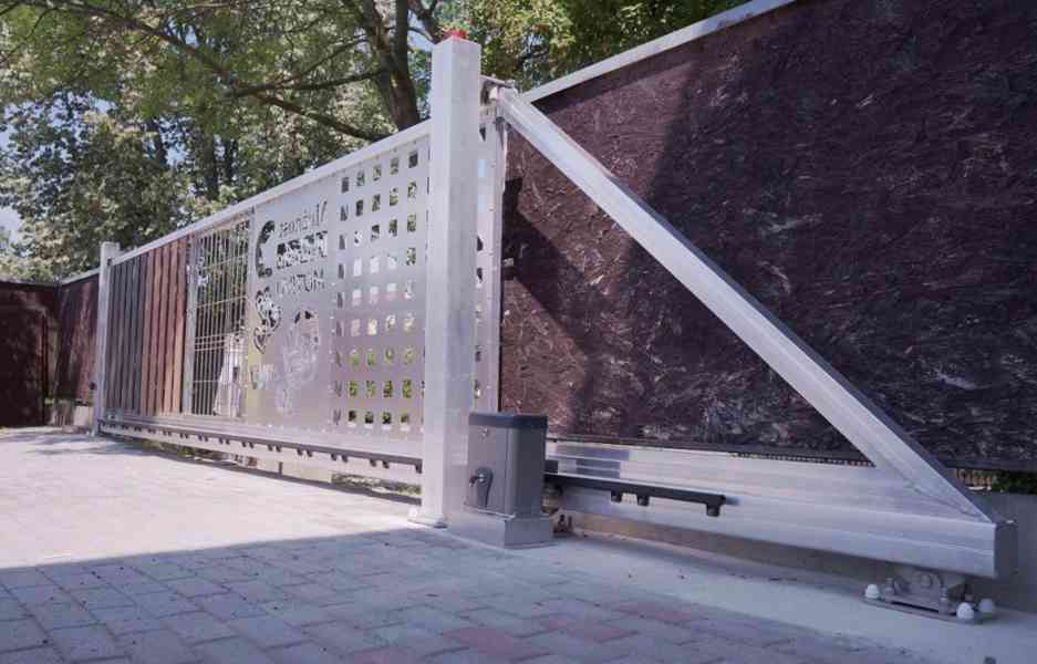 Nové samonosné vjezdové brány a plotové systémy z hliníku 
