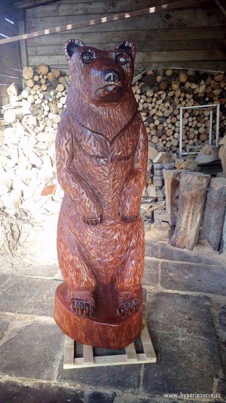 Vyřezávaná socha medvěda v životní velikosti - foto 1