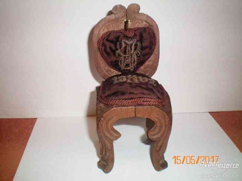 Starožitná vyřezávaná židlička - stojánek na hodinky