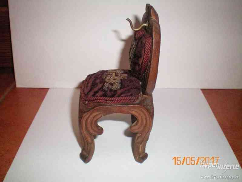 Starožitná vyřezávaná židlička - stojánek na hodinky - foto 4