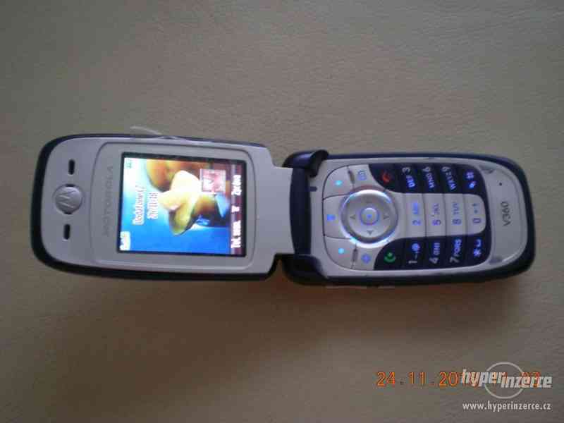 Motorola V360 - véčkové mobilní telefony od 100,-Kč - foto 3
