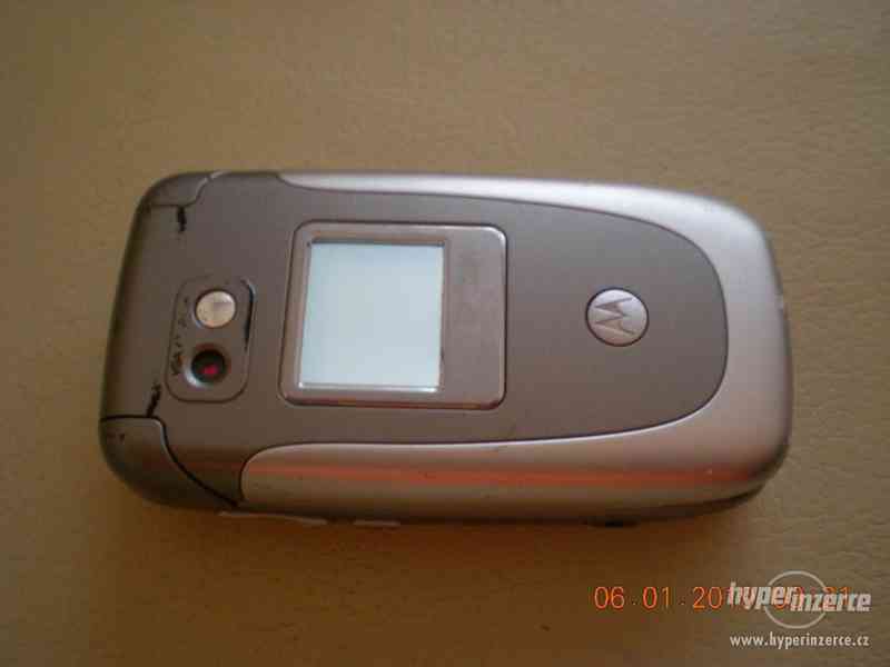 Motorola V360 - véčkové mobilní telefony od 100,-Kč - foto 12