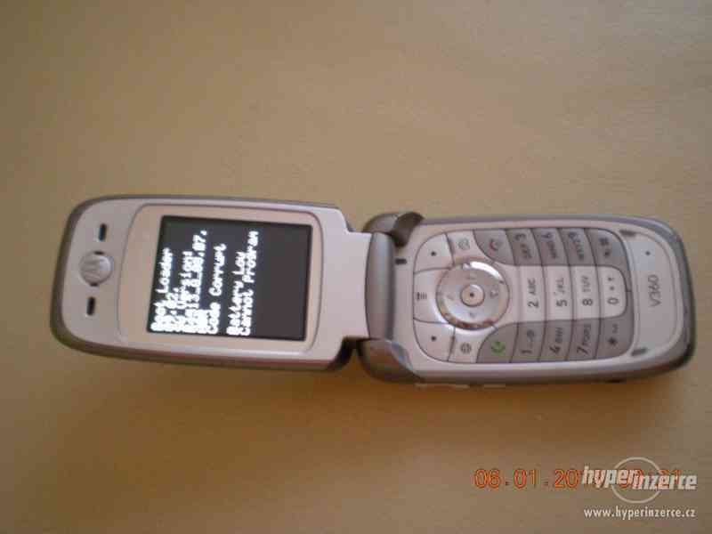 Motorola V360 - véčkové mobilní telefony od 100,-Kč - foto 13