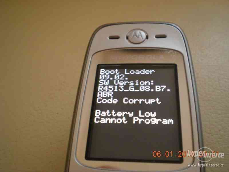 Motorola V360 - véčkové mobilní telefony od 100,-Kč - foto 14