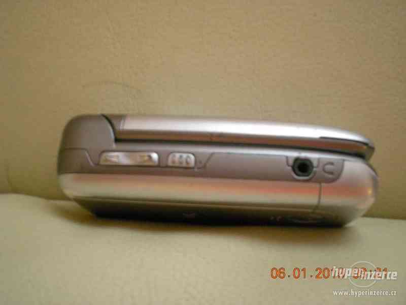 Motorola V360 - véčkové mobilní telefony od 100,-Kč - foto 15