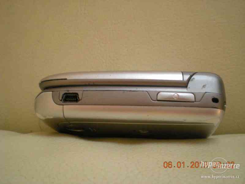Motorola V360 - véčkové mobilní telefony od 100,-Kč - foto 16