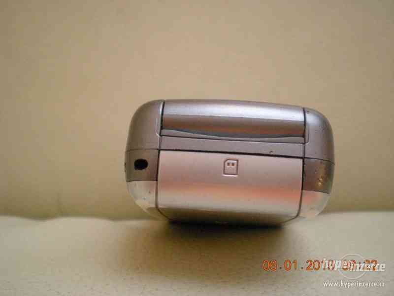 Motorola V360 - véčkové mobilní telefony od 100,-Kč - foto 17