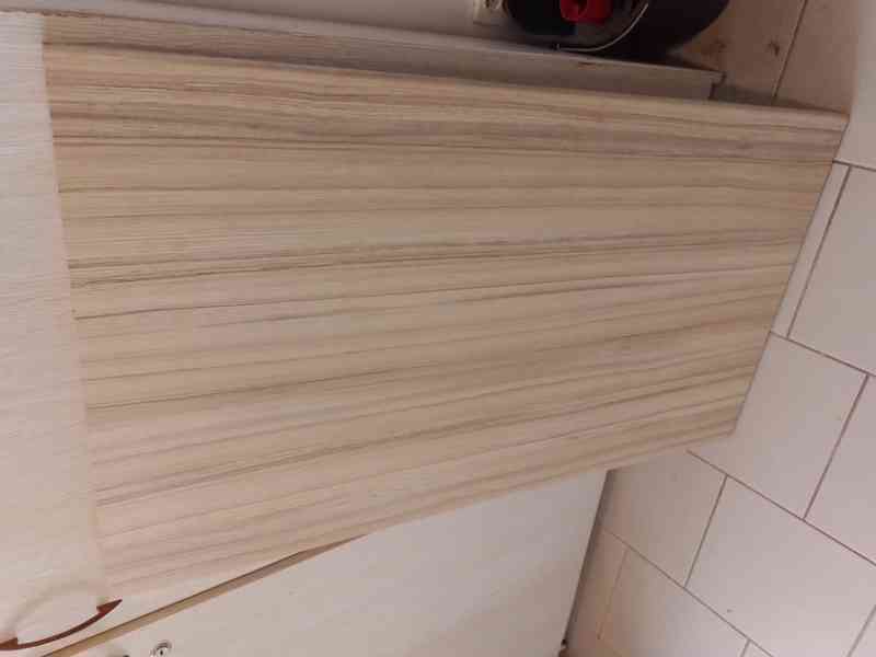 Kuchyňská deska v motivu dřeva 