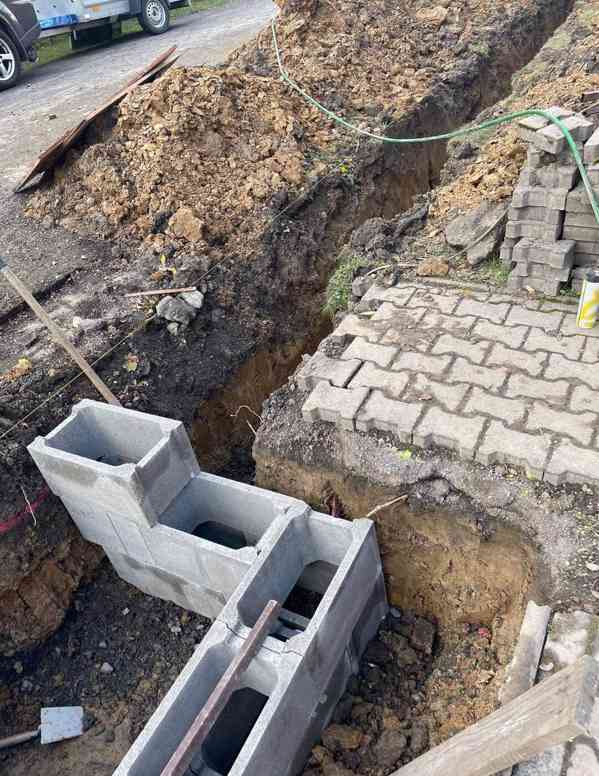 Výkopy základových pasů pod oplocení, Bagr Uhlíř