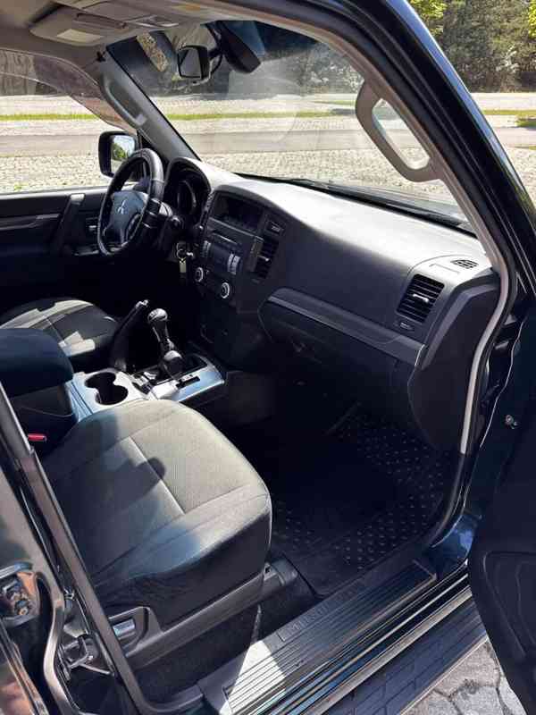 Mitsubishi Pajero 3,2 DI-D Intense 147kw - foto 13